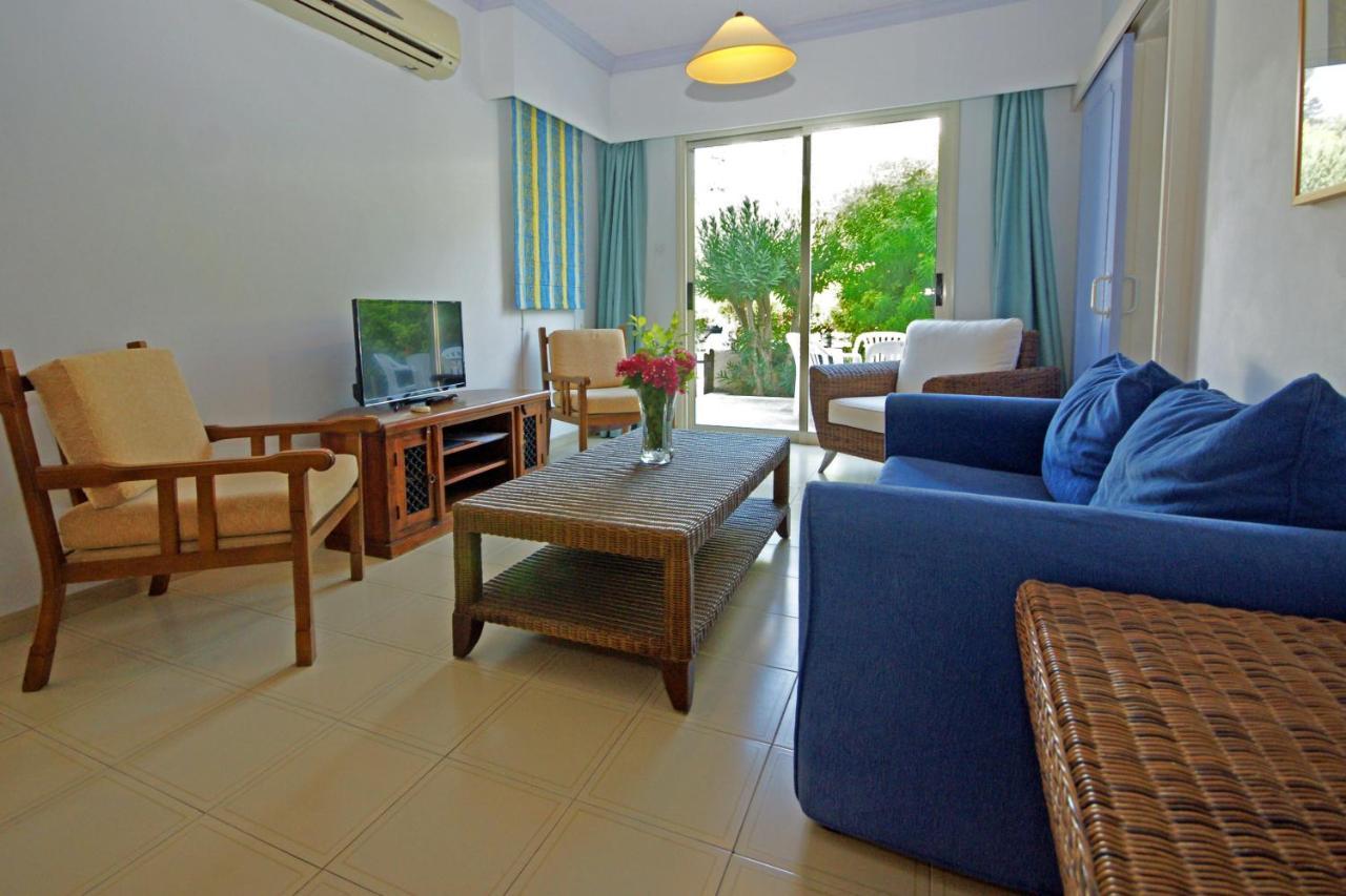 Resitour - Paphos Gardens Apartment Bagian luar foto