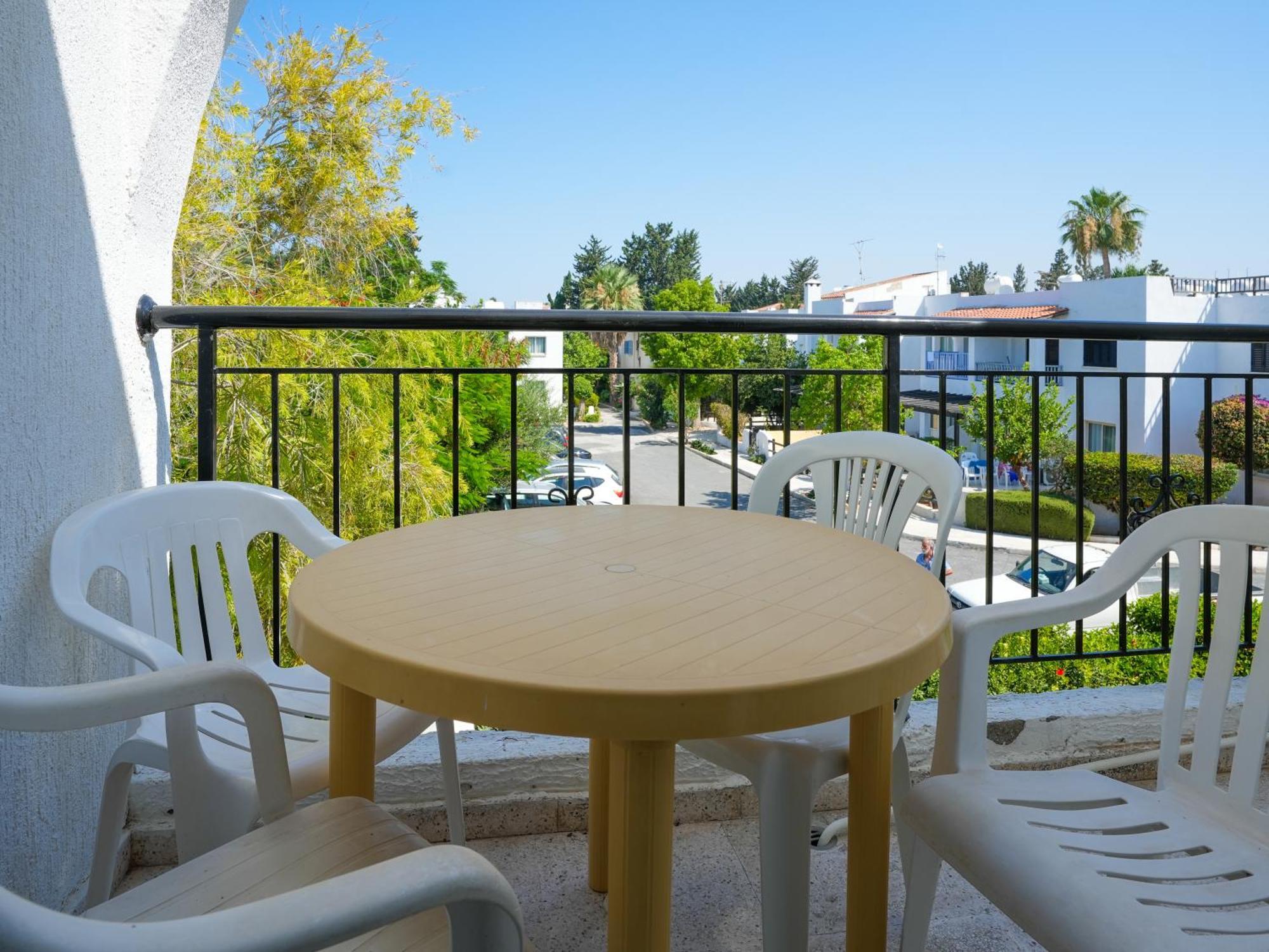 Resitour - Paphos Gardens Apartment Bagian luar foto